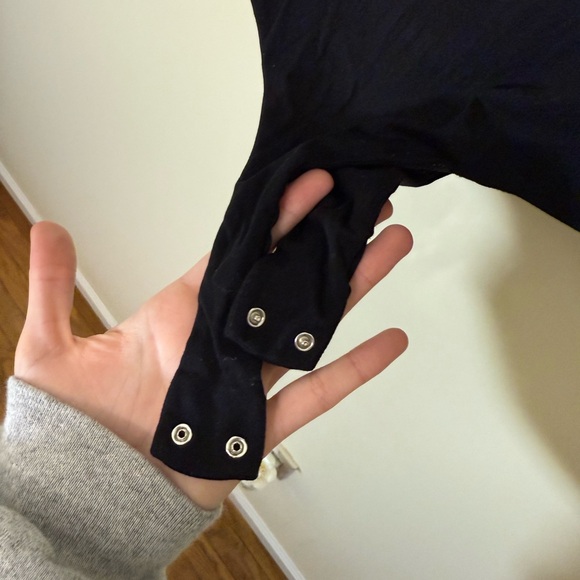 PUMIEY Short Sleeve Crewneck Thong Bodysuit - Medium - Picture 4 of 8